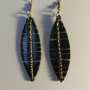 Women's earrings. E8